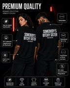 SOMEBODY’S BITCHY SISTER – Weißes Oversize Unisex Shirt mit rotem Backprint, lustiges Schwester Shirt, freches Statement T-Shirt, Geschenk Schwester