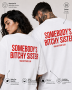 SOMEBODY’S BITCHY SISTER – Weißes Oversize Unisex Shirt mit rotem Backprint, lustiges Schwester Shirt, freches Statement T-Shirt, Geschenk Schwester