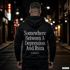 Somewhere Between A Depression And Ibiza – schwarzer Hoodie mit weißem Backprint, Herren in der Stadt bei Nacht