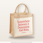 Somewhere Between A Depression And Ibiza – Jutetasche mit Spruch, mittlere Jutetasche 30 × 30 cm