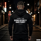 Sorry For Being So Sexy And Funny – schwarzer Hoodie mit weißem Backprint, Herren in der Stadt bei Nacht