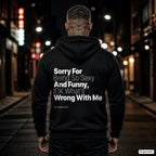 Sorry For Being So Sexy And Funny, IDK What’s Wrong With Me – schwarzer Hoodie mit weißem Backprint, Herren in der Stadt bei Nacht