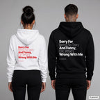 Sorry For Being So Sexy And Funny, IDK What’s Wrong With Me – Hoodie mit Backprint, Frau in Weiß mit rotem und Mann in Schwarz mit weißem Aufdruck