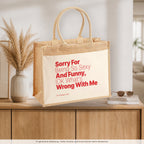 Sorry For Being So Sexy And Funny, IDK What’s Wrong With Me – Jutetasche mit Spruch, auf dem Sideboard im Flur