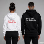 Sorry Girls I'm A Red Flag – Hoodie mit Backprint, Frau in Weiß mit rotem und Mann in Schwarz mit weißem Aufdruck