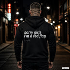 Sorry Girls I'm A Red Flag – schwarzer Hoodie mit weißem Backprint, Herren in der Stadt bei Nacht