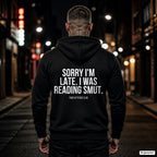 Sorry I'm late. I was reading smut – schwarzer Hoodie mit weißem Backprint, Herren in der Stadt bei Nacht