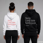 Sorry, I only date funny guys – Hoodie mit Backprint, Frau in Weiß mit rotem und Mann in Schwarz mit weißem Aufdruck
