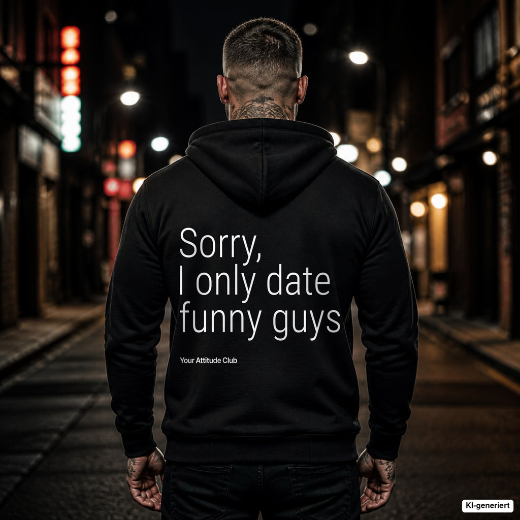 Sorry, I only date funny guys – schwarzer Hoodie mit weißem Backprint, Herren in der Stadt bei Nacht