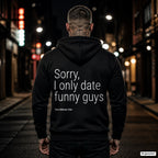 Sorry, I only date funny guys – schwarzer Hoodie mit weißem Backprint, Herren in der Stadt bei Nacht