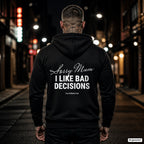 Sorry Mum I Like Bad Decisions – schwarzer Hoodie mit weißem Backprint, Herren in der Stadt bei Nacht