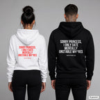 Sorry princess, I only date mentally unstable wh*res – Hoodie mit Backprint, Frau in Weiß mit rotem und Mann in Schwarz mit weißem Aufdruck