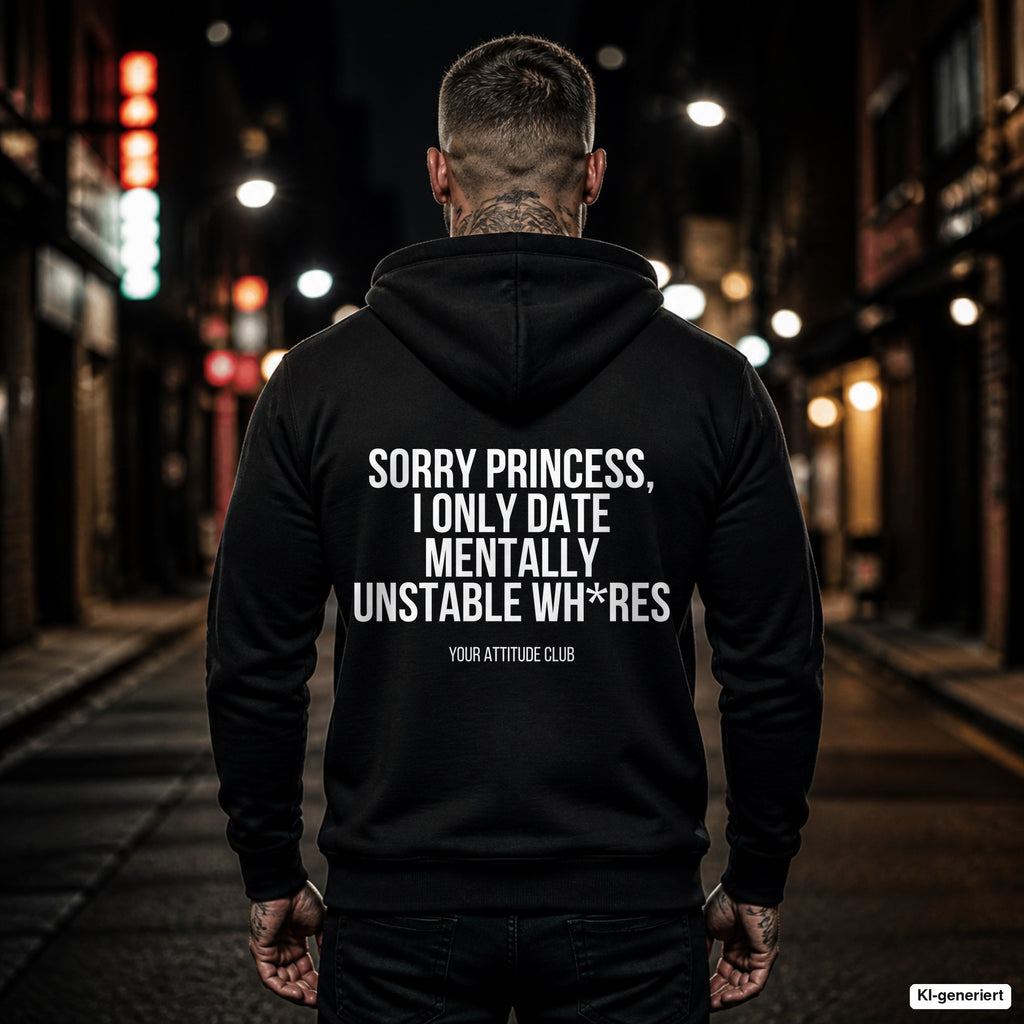 Sorry princess, I only date mentally unstable wh*res – schwarzer Hoodie mit weißem Backprint, Herren in der Stadt bei Nacht