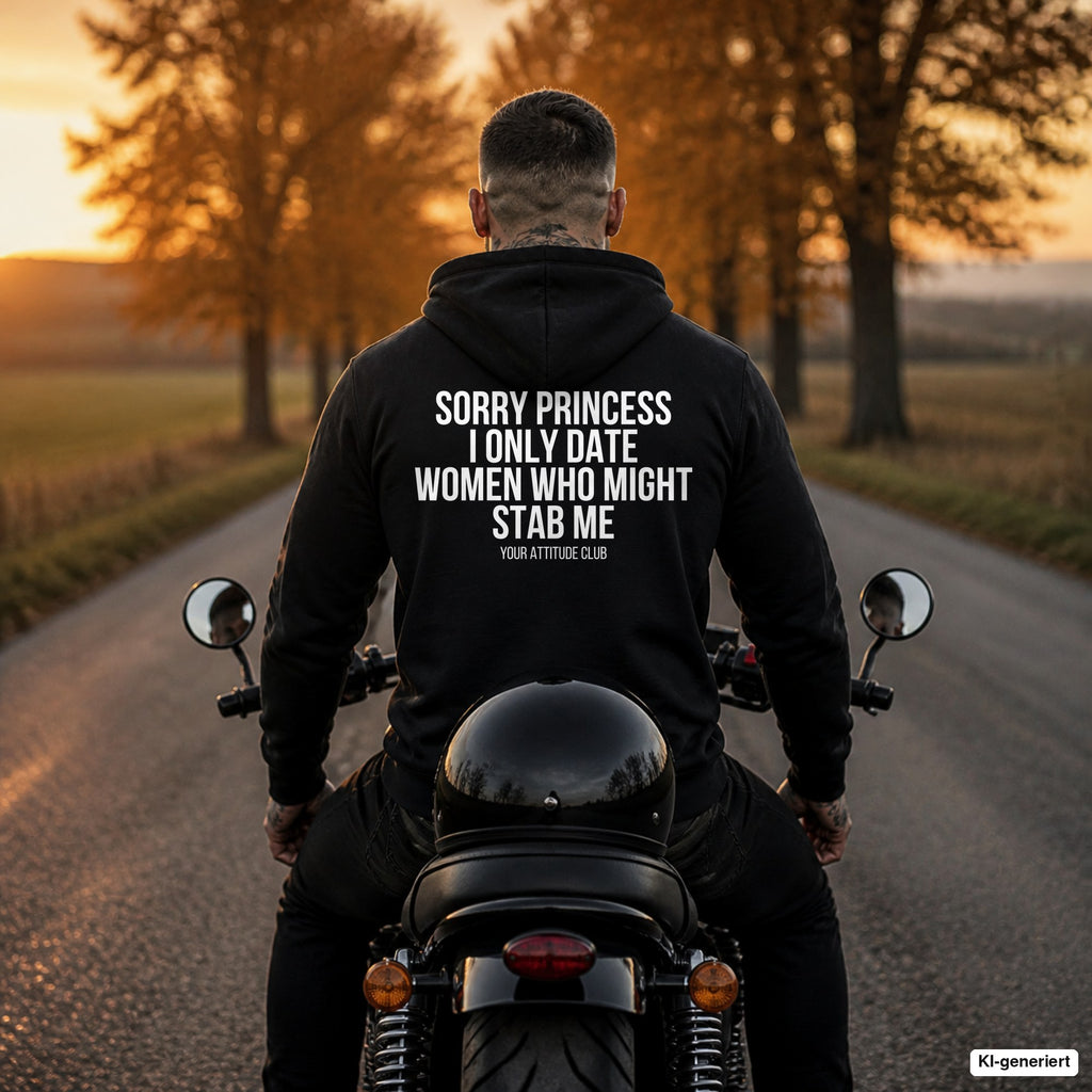 Sorry princess I only date women who might stab me – schwarzer Hoodie mit weißem Backprint, Herren auf dem Motorrad