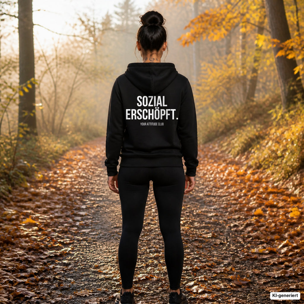SOZIAL ERSCHÖPFT. – schwarzer Hoodie mit weißem Backprint, Damen beim Joggen im Herbst