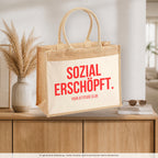 Sozial erschöpft. – Jutetasche mit Spruch, auf dem Sideboard im Flur