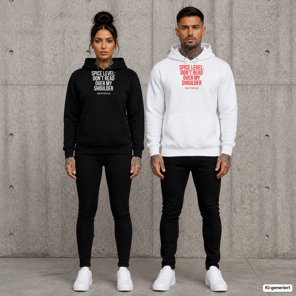 Spice level: don’t read over my shoulder – Hoodie mit Frontprint, Frau in Schwarz und Mann in Weiß vor Betonwand