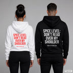 Spice level: don’t read over my shoulder – Hoodie mit Backprint, Frau in Weiß mit rotem und Mann in Schwarz mit weißem Aufdruck