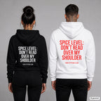 Spice level: don’t read over my shoulder – Hoodie mit Backprint, Frau in Schwarz und Mann in Weiß