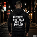 Spice level: don’t read over my shoulder – schwarzer Hoodie mit weißem Backprint, Herren in der Stadt bei Nacht
