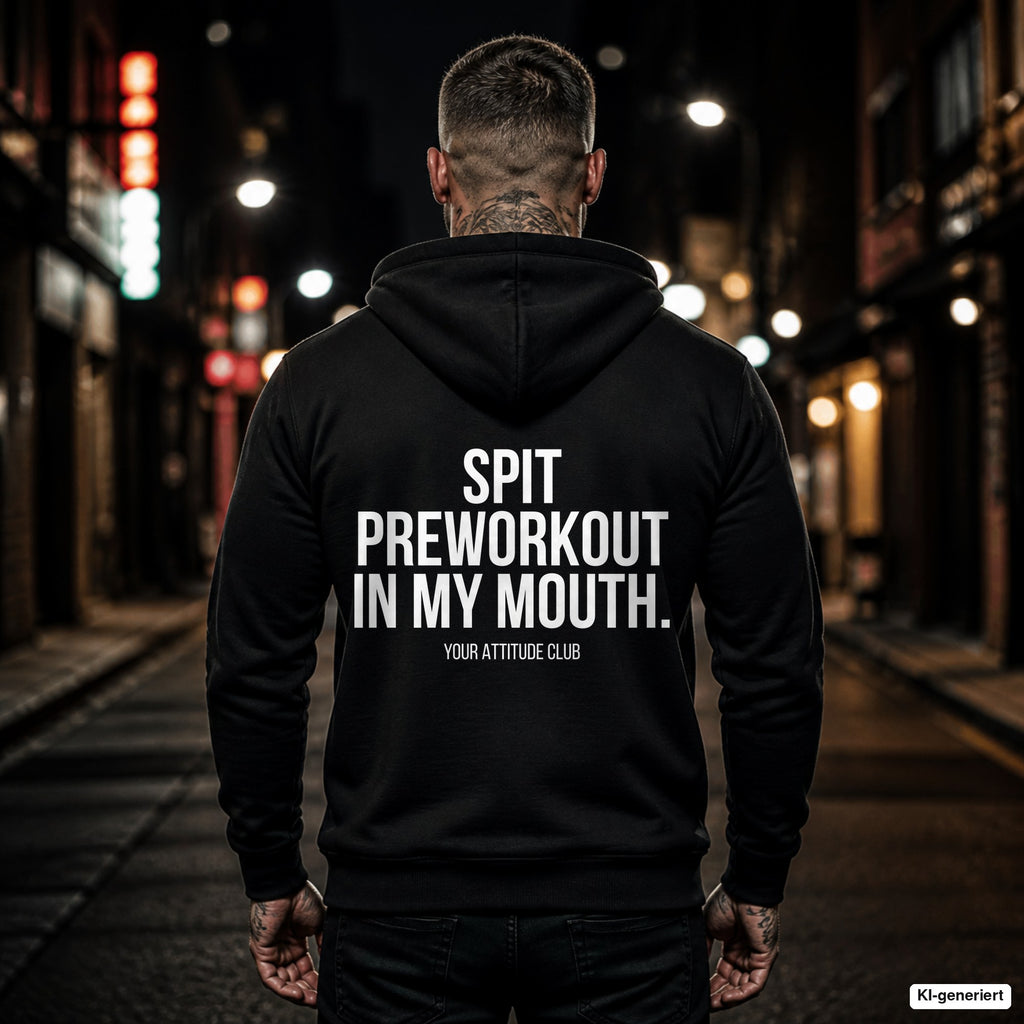 Spit preworkout in my mouth – schwarzer Hoodie mit weißem Backprint, Herren in der Stadt bei Nacht