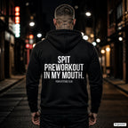 Spit preworkout in my mouth – schwarzer Hoodie mit weißem Backprint, Herren in der Stadt bei Nacht