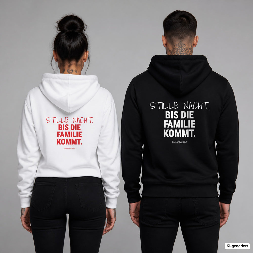 Stille Nacht. Bis die Familie kommt – Hoodie mit Backprint, Frau in Weiß mit rotem und Mann in Schwarz mit weißem Aufdruck