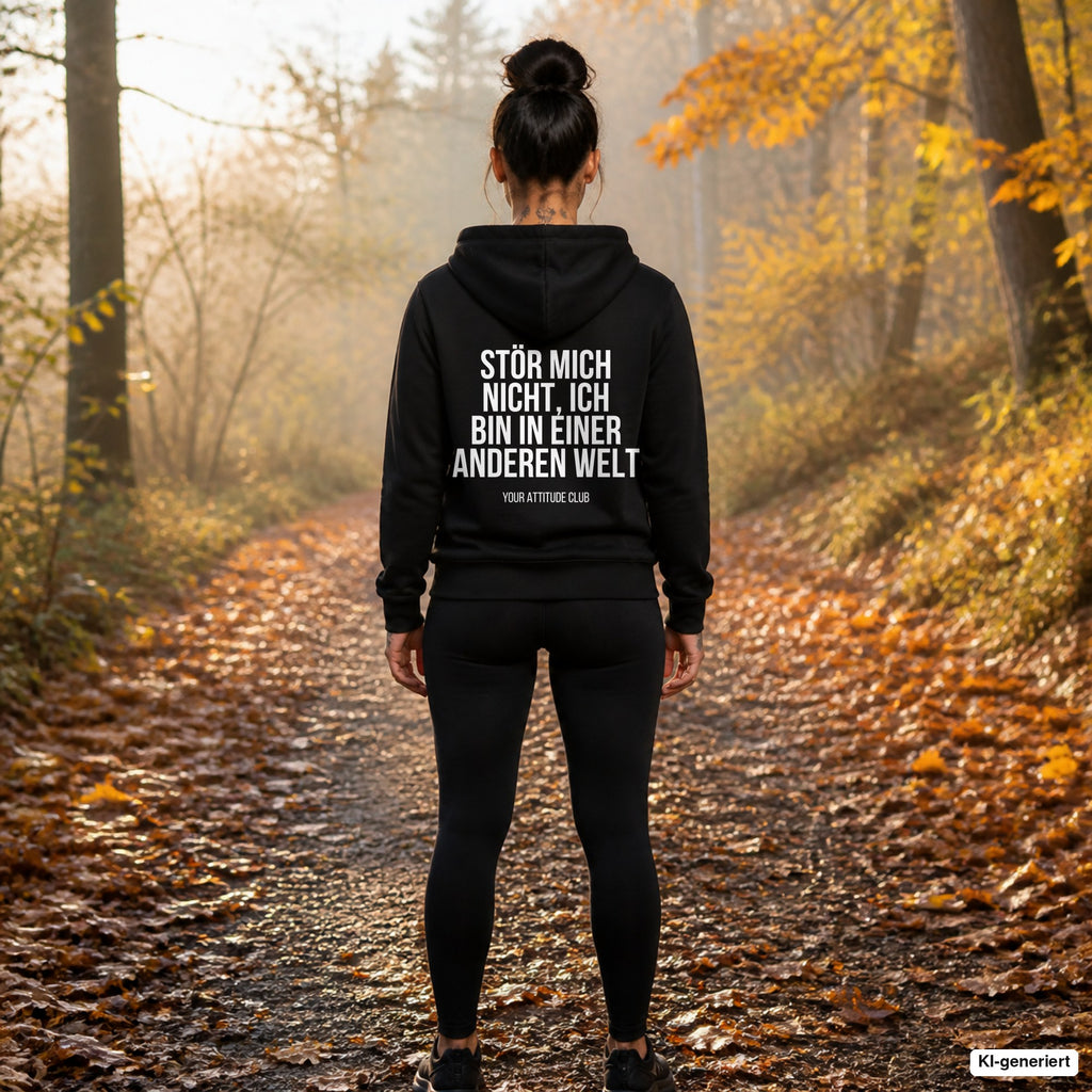 Stör mich nicht, ich bin in einer anderen Welt – schwarzer Hoodie mit weißem Backprint, Damen beim Joggen im Herbst