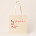 My pronouns are ALL/IN – Stoffbeutel mit Spruch natur mit rotem Aufdruck, Produktansicht