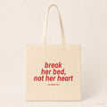 Break Her Bed, Not Her Heart – Stoffbeutel mit Spruch natur mit rotem Aufdruck, Produktansicht