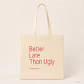 Better Late Than Ugly – Stoffbeutel mit Spruch natur mit rotem Aufdruck, Produktansicht