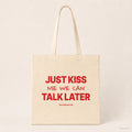 Just Kiss Me We Can Talk Later – Stoffbeutel mit Spruch natur mit rotem Aufdruck, Produktansicht