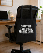 Sorry I'm late. I was reading smut. – Stoffbeutel mit Spruch schwarz mit weißem Aufdruck, am Bürostuhl im Büro