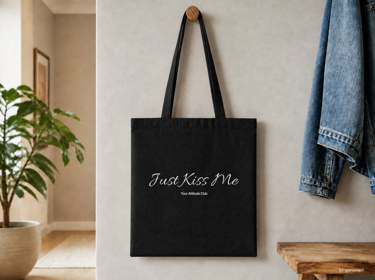 Just Kiss Me – Stoffbeutel mit Spruch schwarz mit weißem Aufdruck, Detailansicht