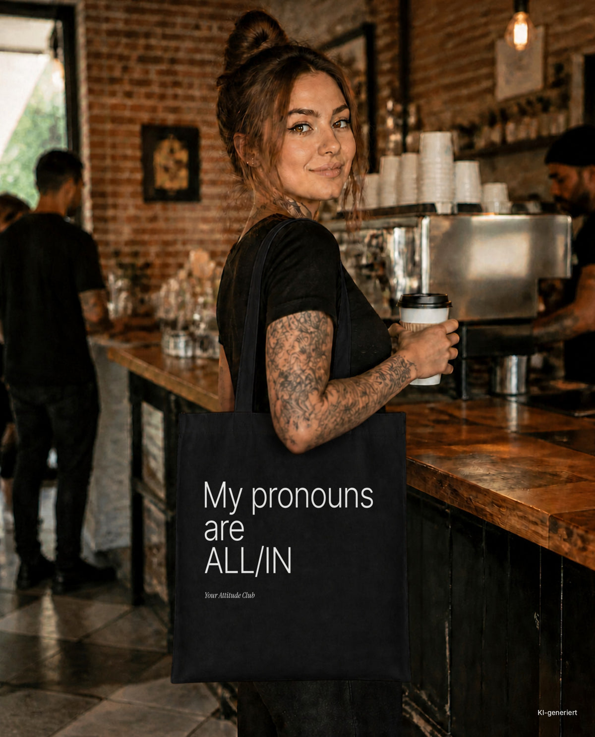 My pronouns are ALL/IN – Stoffbeutel mit Spruch schwarz mit weißem Aufdruck, im Café mit Kaffee