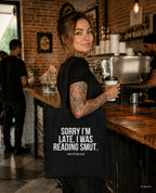 Sorry I'm late. I was reading smut. – Stoffbeutel mit Spruch schwarz mit weißem Aufdruck, im Café mit Kaffee