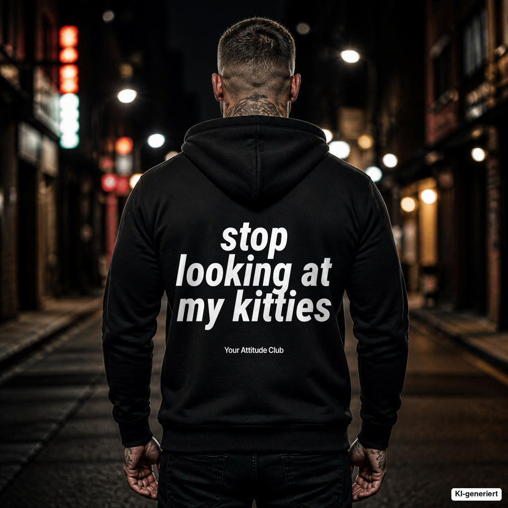 Stop Looking At My Kitties – schwarzer Hoodie mit weißem Backprint, Herren in der Stadt bei Nacht