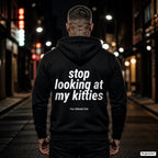 Stop Looking At My Kitties – schwarzer Hoodie mit weißem Backprint, Herren in der Stadt bei Nacht