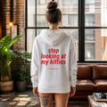 Stop Looking At My Kitties – weißer Hoodie mit rotem Backprint, Damen im Loft