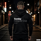 Sunday Hangover Club – schwarzer Hoodie mit weißem Backprint, Herren in der Stadt bei Nacht