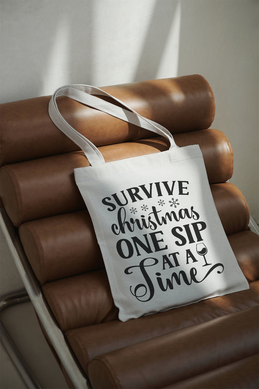Survive Christmas one sip at a time Baumwollbeutel 38x42 cm mit langen Henkeln, Stofftasche bedruckt, Einkaufstasche Weihnachten, DTF Bügelbild, Geschenkidee