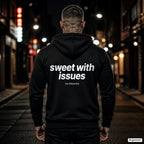 Sweet With Issues – schwarzer Hoodie mit weißem Backprint, Herren in der Stadt bei Nacht
