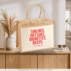Tanlines, Diet Coke, brunettes, biceps. – Jutetasche mit Spruch, auf dem Sideboard im Flur