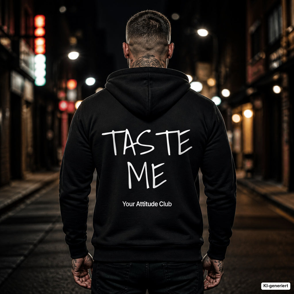 Taste Me – schwarzer Hoodie mit weißem Backprint, Herren in der Stadt bei Nacht