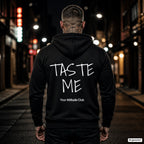 Taste Me – schwarzer Hoodie mit weißem Backprint, Herren in der Stadt bei Nacht