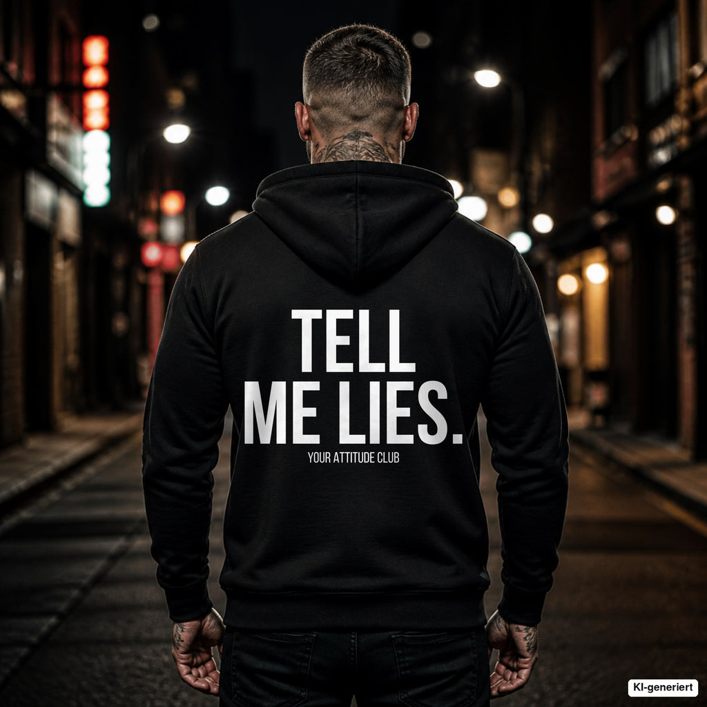 TELL ME LIES – schwarzer Hoodie mit weißem Backprint, Herren in der Stadt bei Nacht