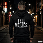 TELL ME LIES – schwarzer Hoodie mit weißem Backprint, Herren in der Stadt bei Nacht