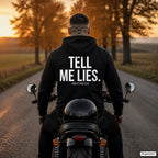 TELL ME LIES – schwarzer Hoodie mit weißem Backprint, Herren auf dem Motorrad