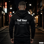 Tell Your Dog I Said Hi – schwarzer Hoodie mit weißem Backprint, Herren in der Stadt bei Nacht