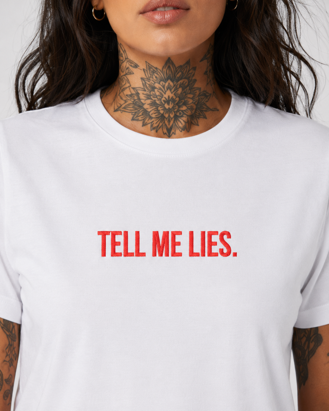 TELL ME LIES – besticktes Damen Shirt, freches Statement T-Shirt, Geschenk für Freundin, Bio-Baumwolle, Weiß oder Schwarz